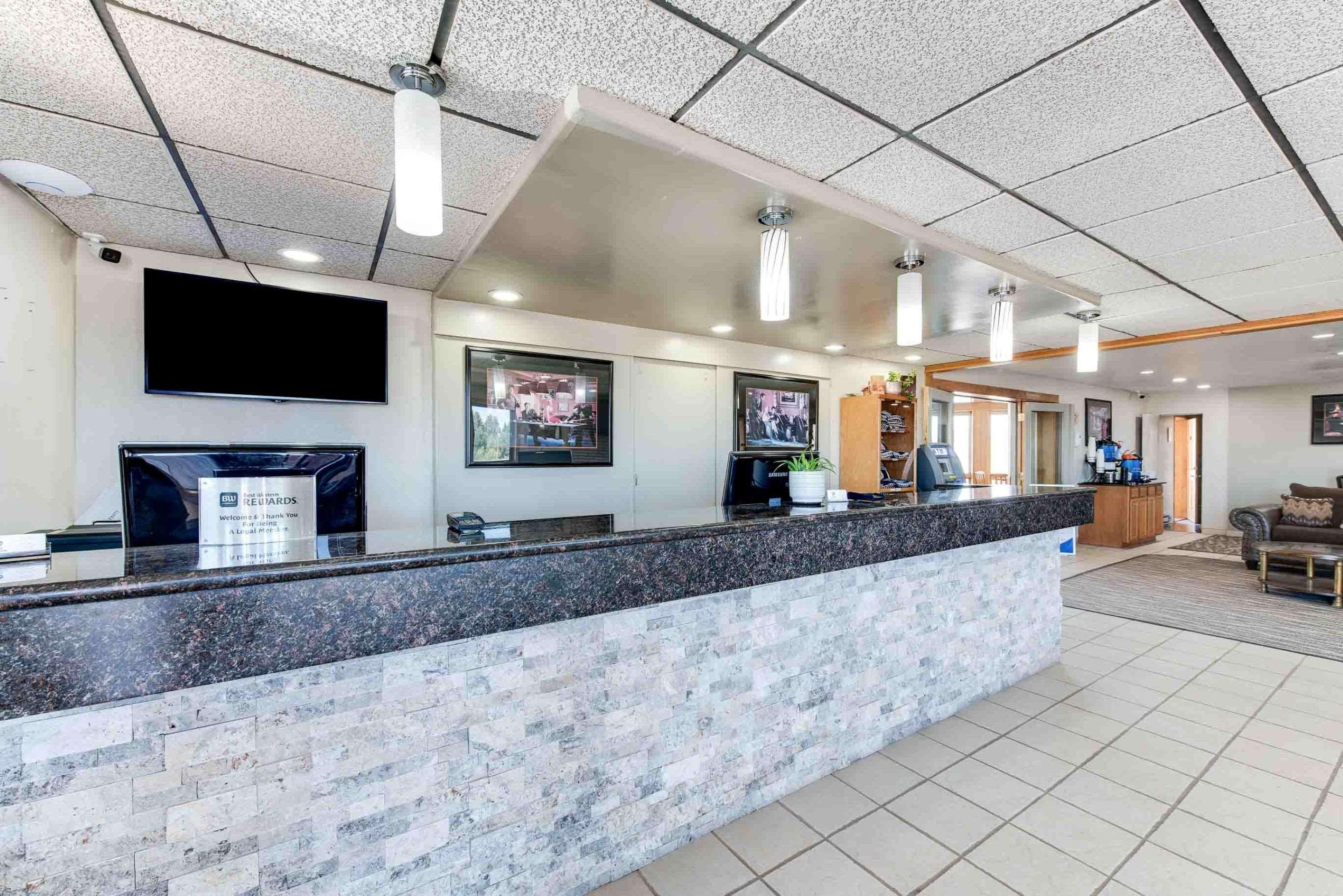 Vista Lobby Best Western Movie Manor