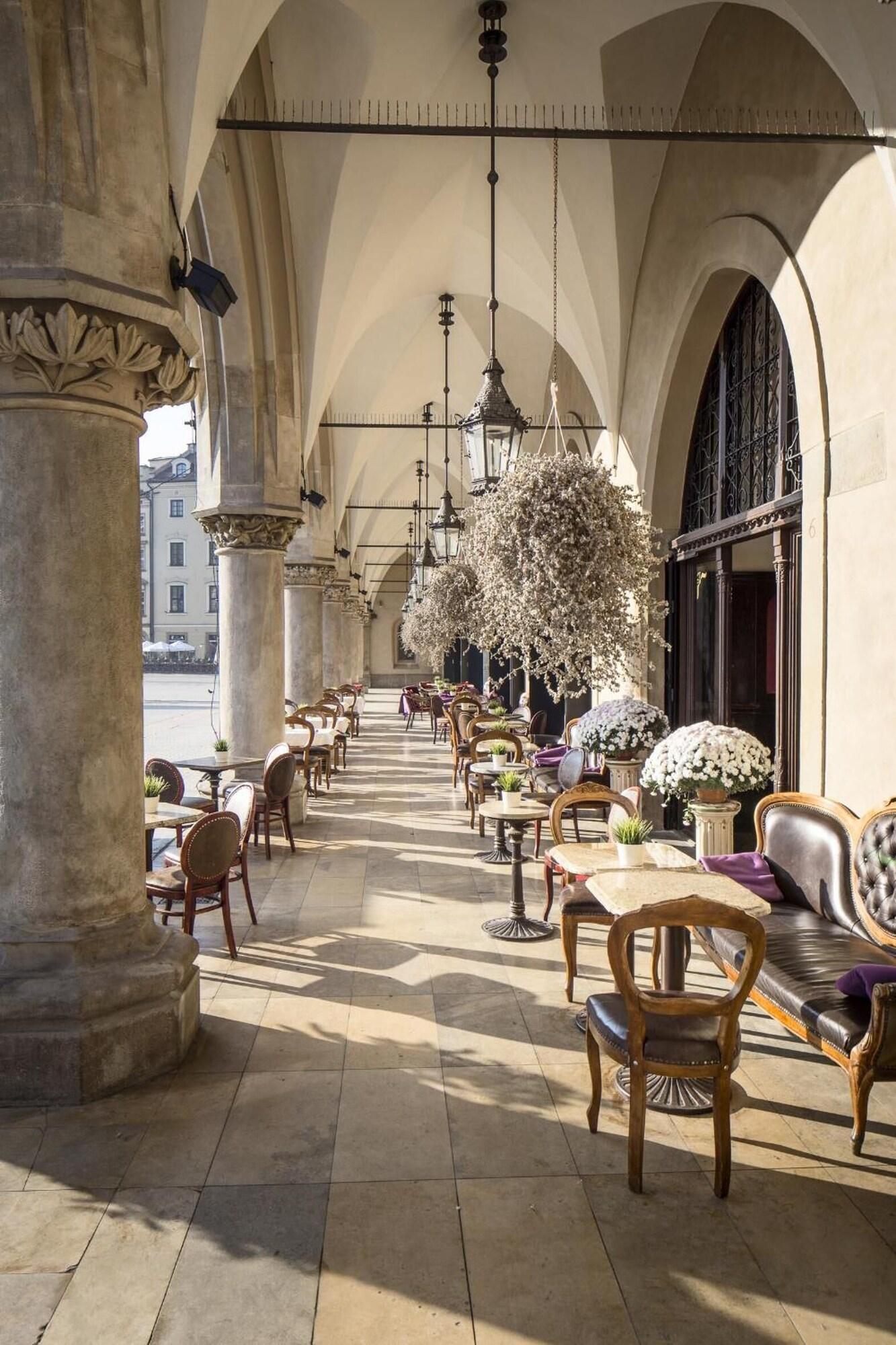 Restaurant Leo Apartments Main Square