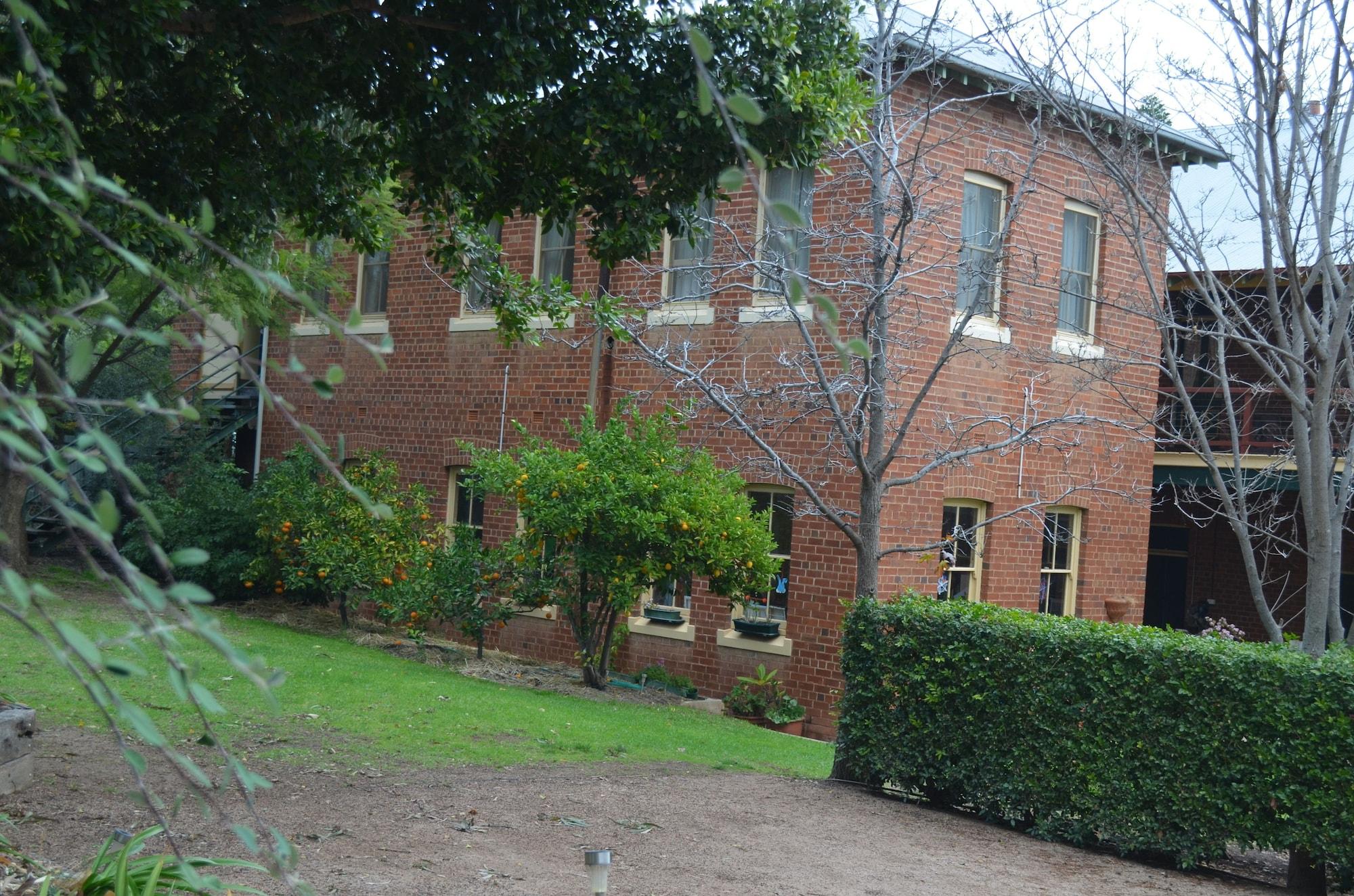 Vista Exterior The Old Parkes Convent