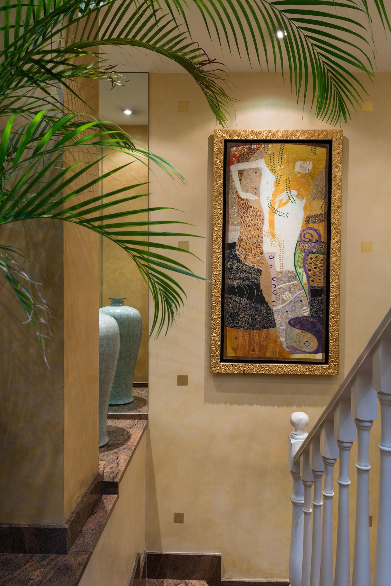 Varios Neuilly Park Hotel