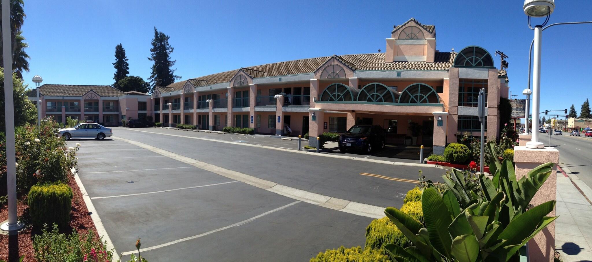 Vista Exterior Atherton Park Inn & Suites
