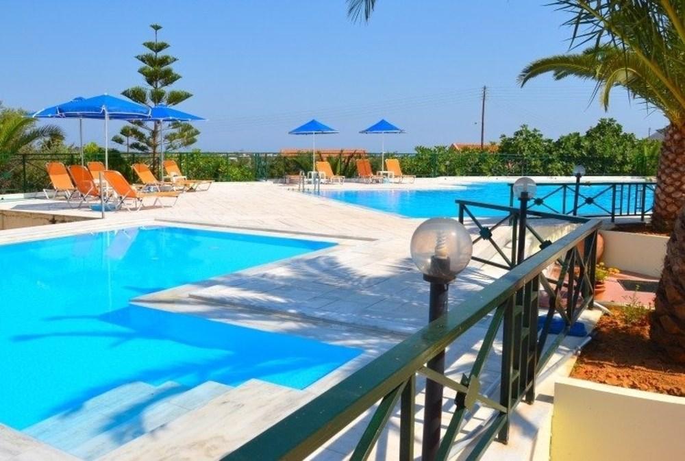 Vista Piscina Aloni Suites