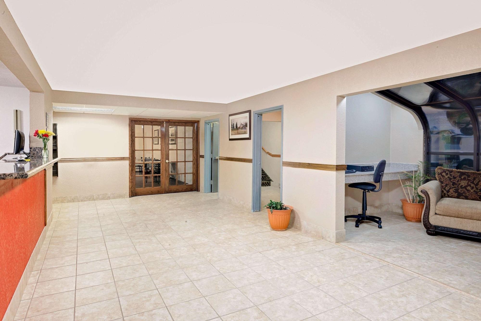 Vista Lobby Super 8 by Wyndham Iowa Falls