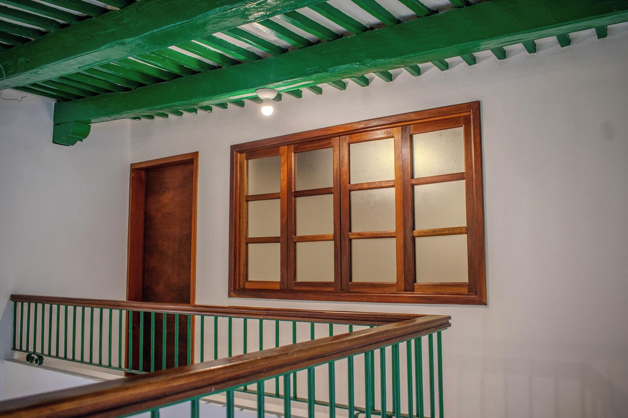 Varios Hostal 66