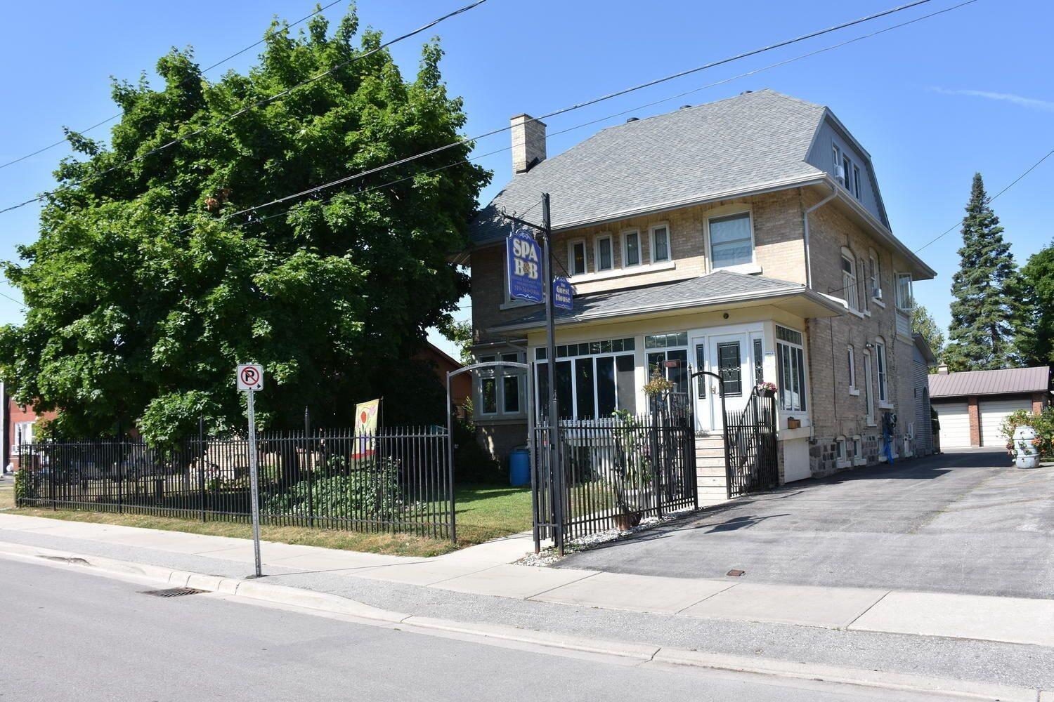 Varios 10th Avenue Guest House & Suites