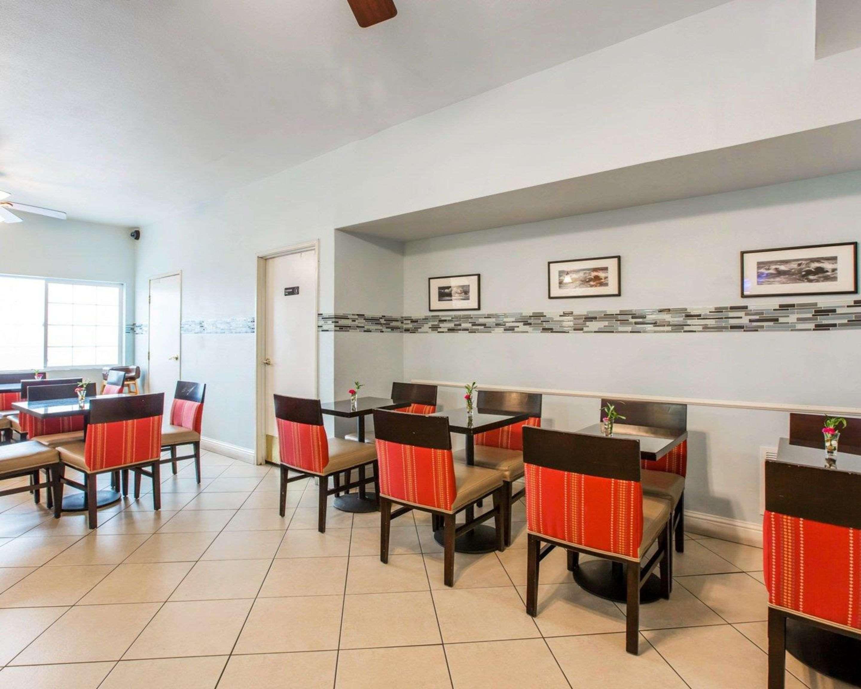 Restaurant Comfort Suites Tulare