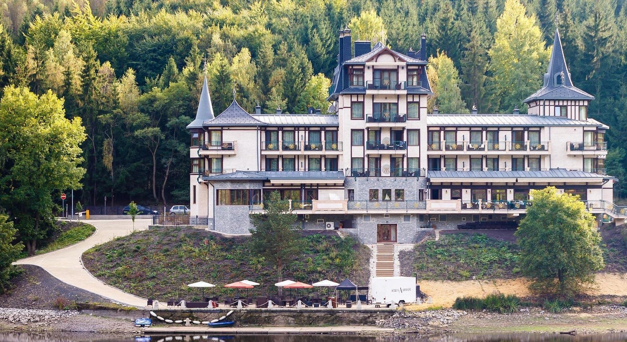 Vista Exterior Retro Riverside Wellness Resort