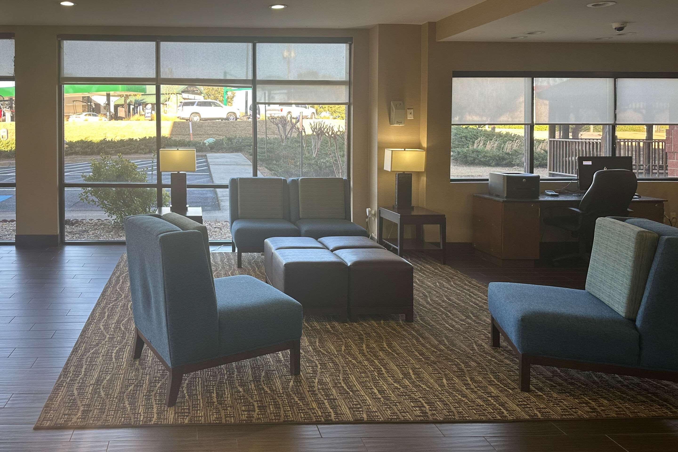 Vista Lobby Comfort Suites Macon Northwest