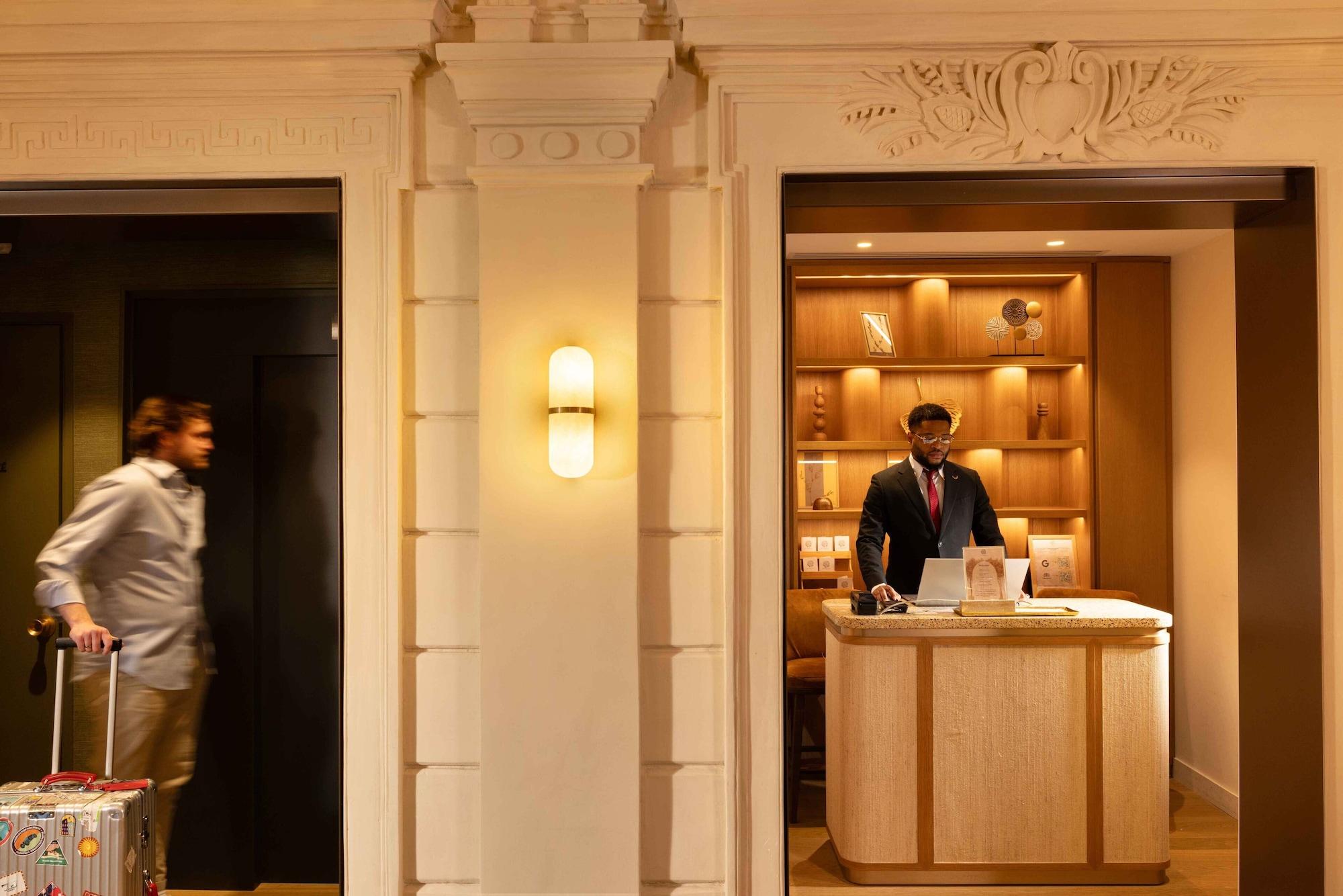 Vista Lobby Hotel Le Cardinal