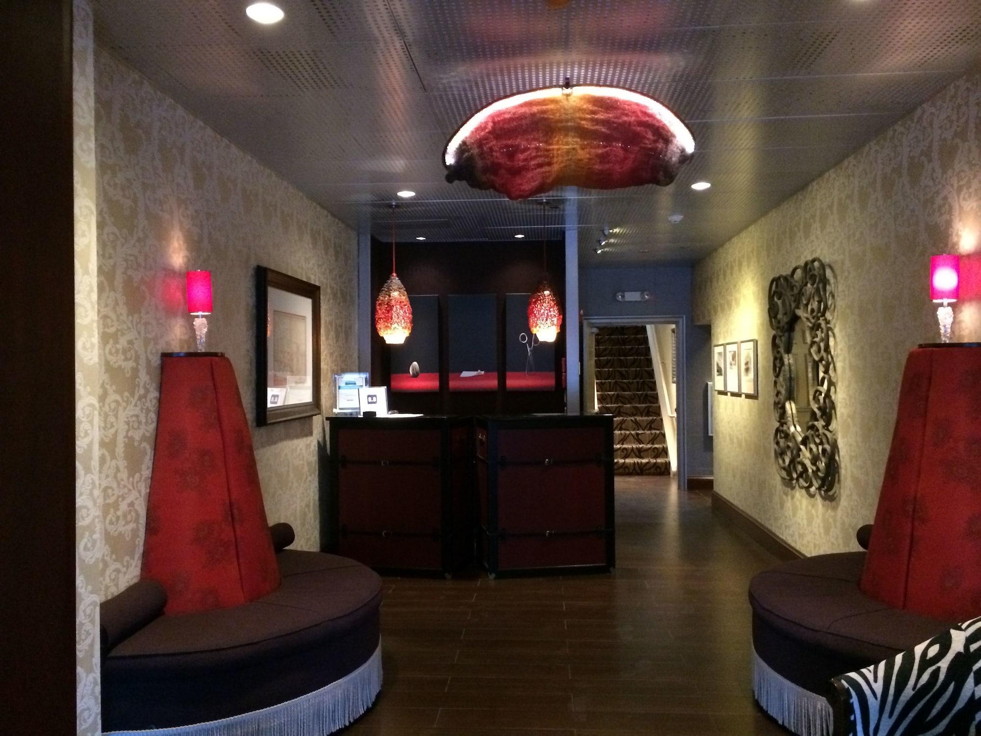 Vista Lobby Chestnut Hill Hotel