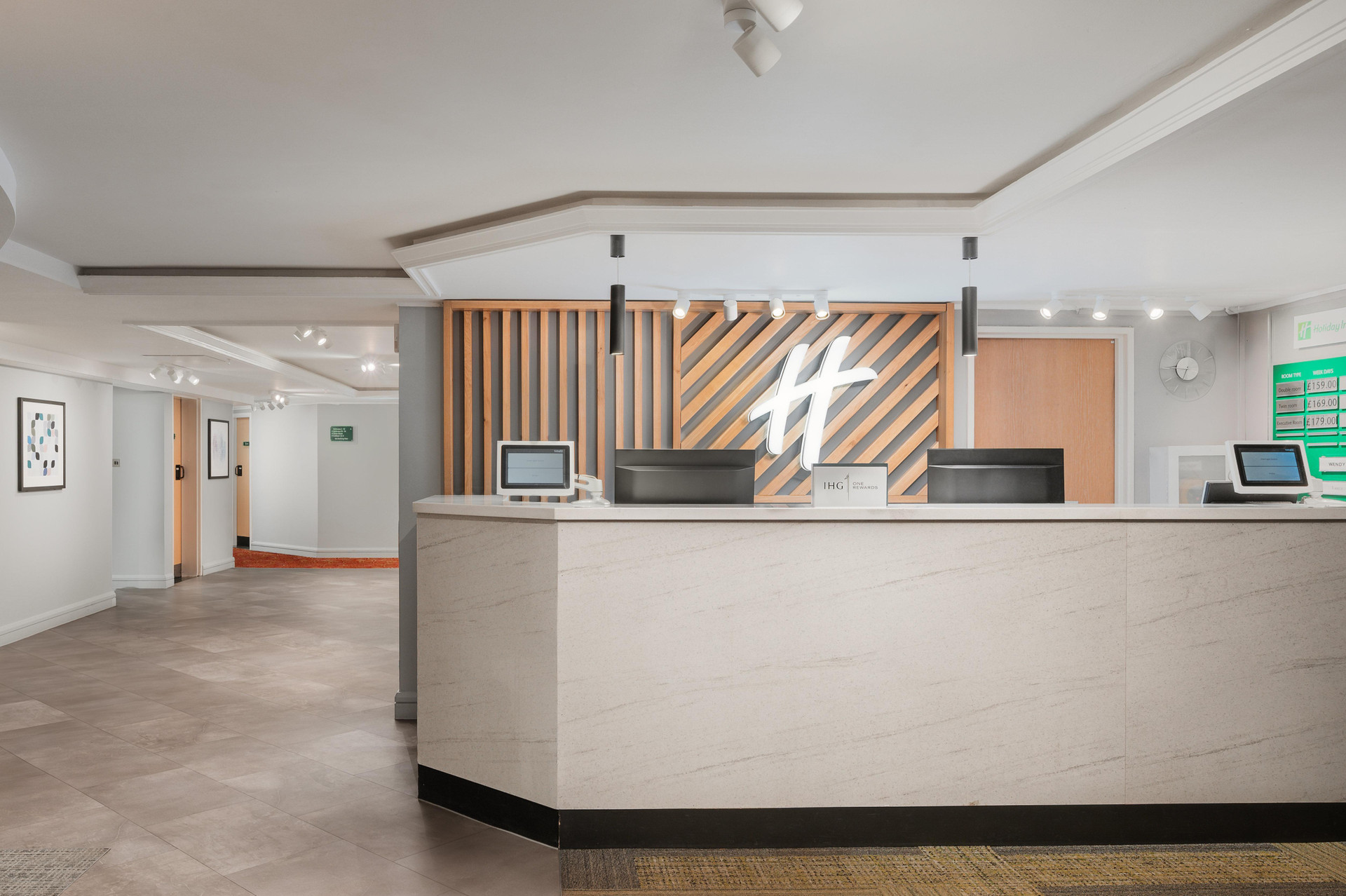 Vista Lobby Holiday Inn Northampton by IHG