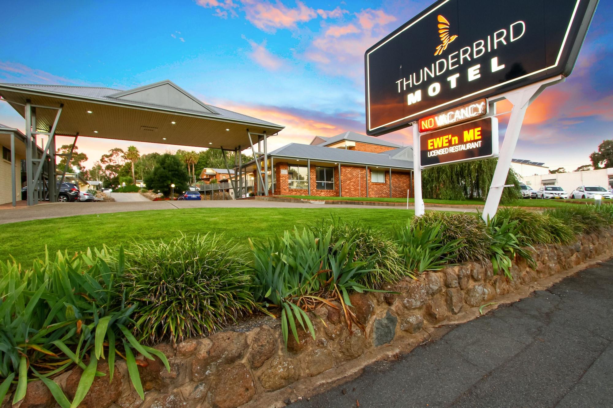 Varios Thunderbird Motel