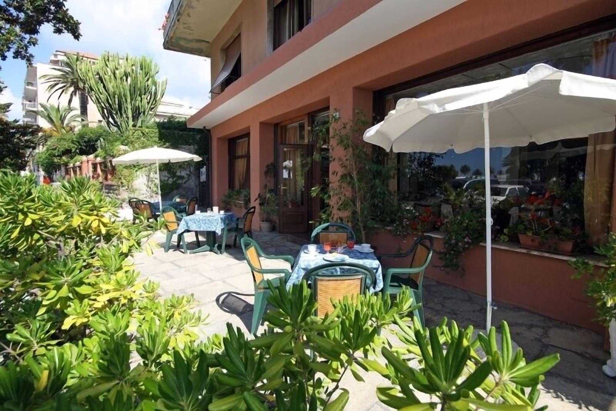 Vista Exterior Hotel Kristina