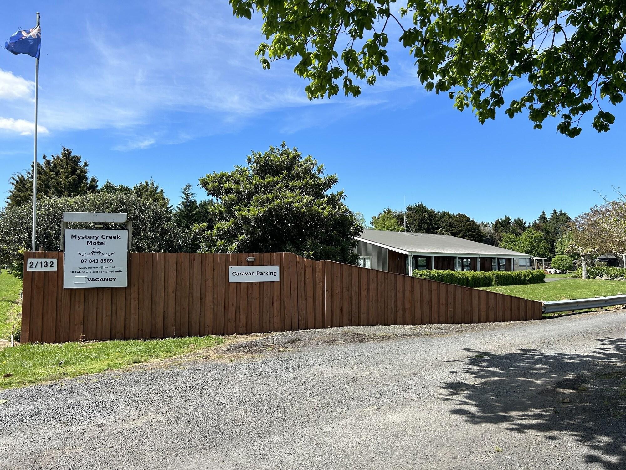 Varios Mystery Creek Motel