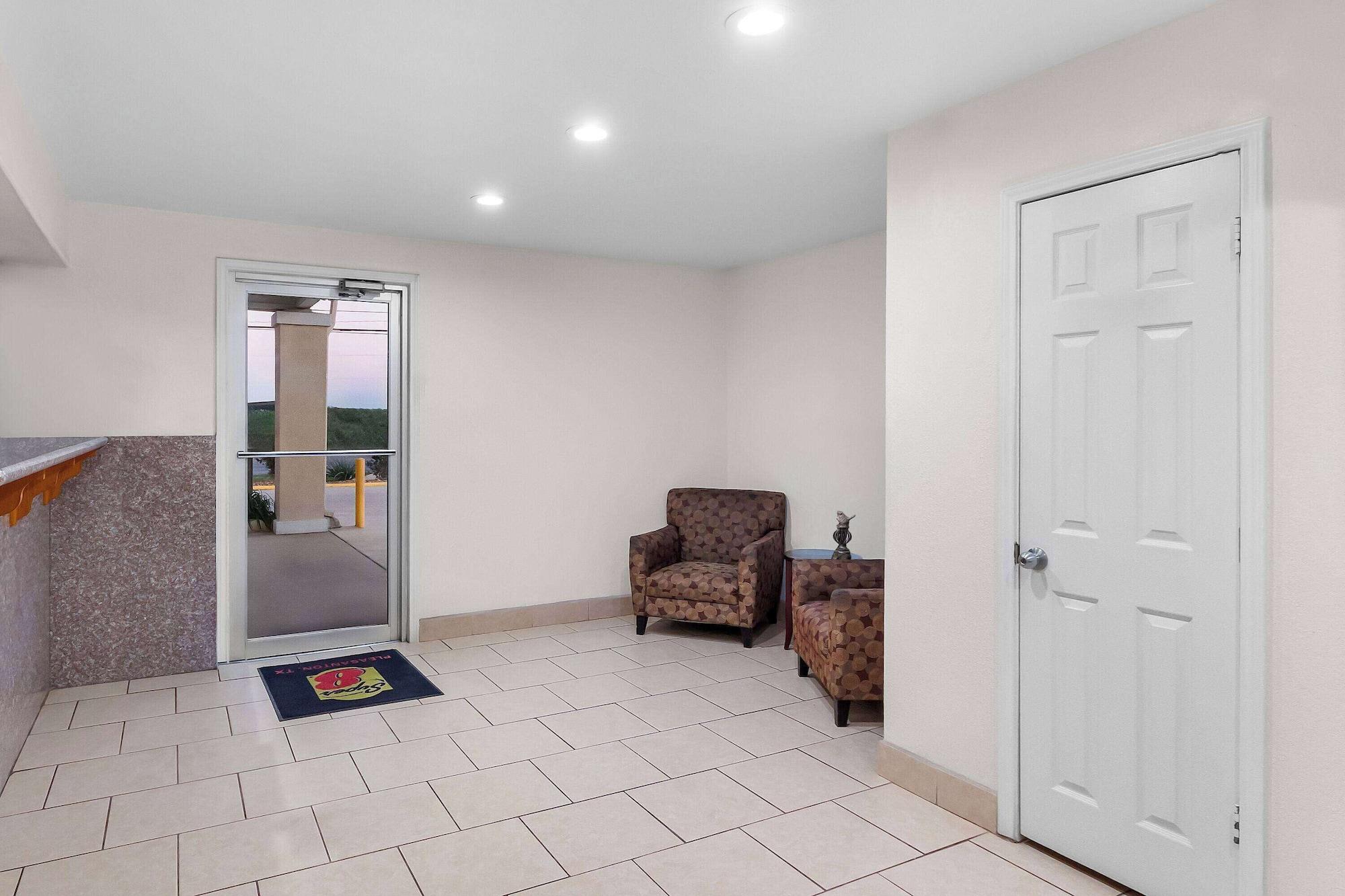 Vista Lobby Super 8 by Wyndham Pleasanton