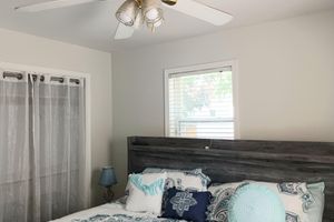 Alquiler Vacacional - Perfectly Cozy! Close to so many places. Pet friendly. Great private backyard.