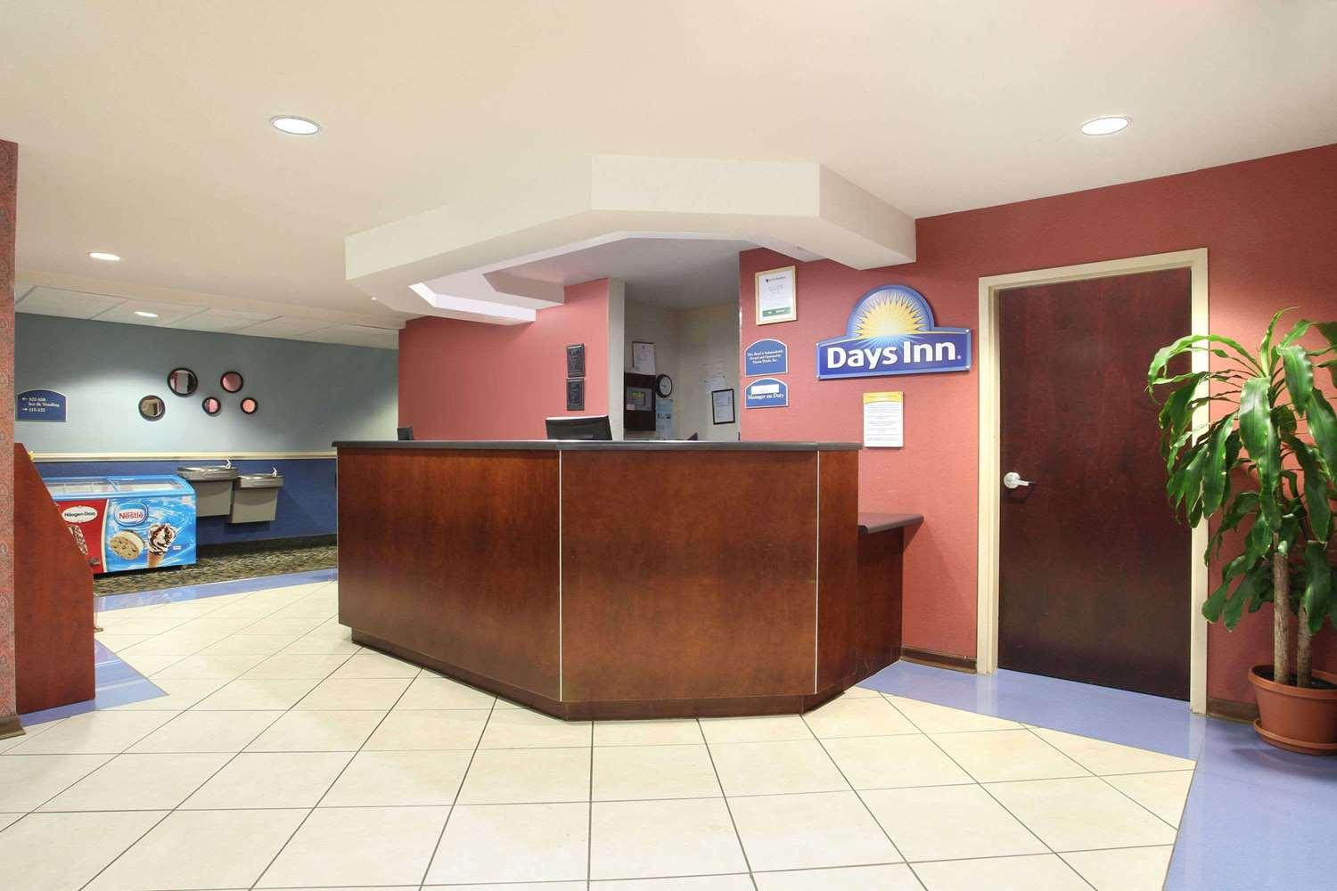 Vista Lobby Red Roof Inn Darien - I-95/ North Brunswick