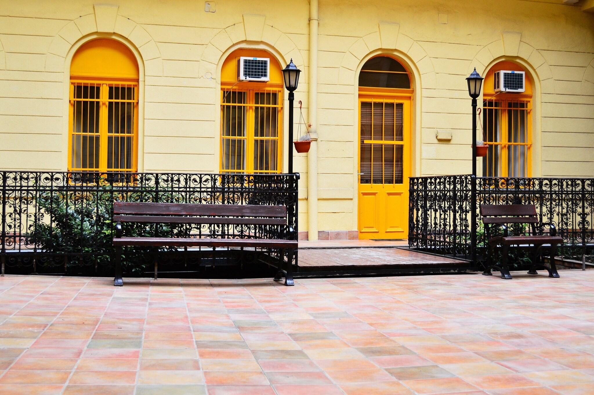 Varios Centrooms House