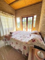 Alquiler Vacacional - Casa Mohini: Deck Para Montanha e Lareira. Piscina Natural e Templo a 5 min