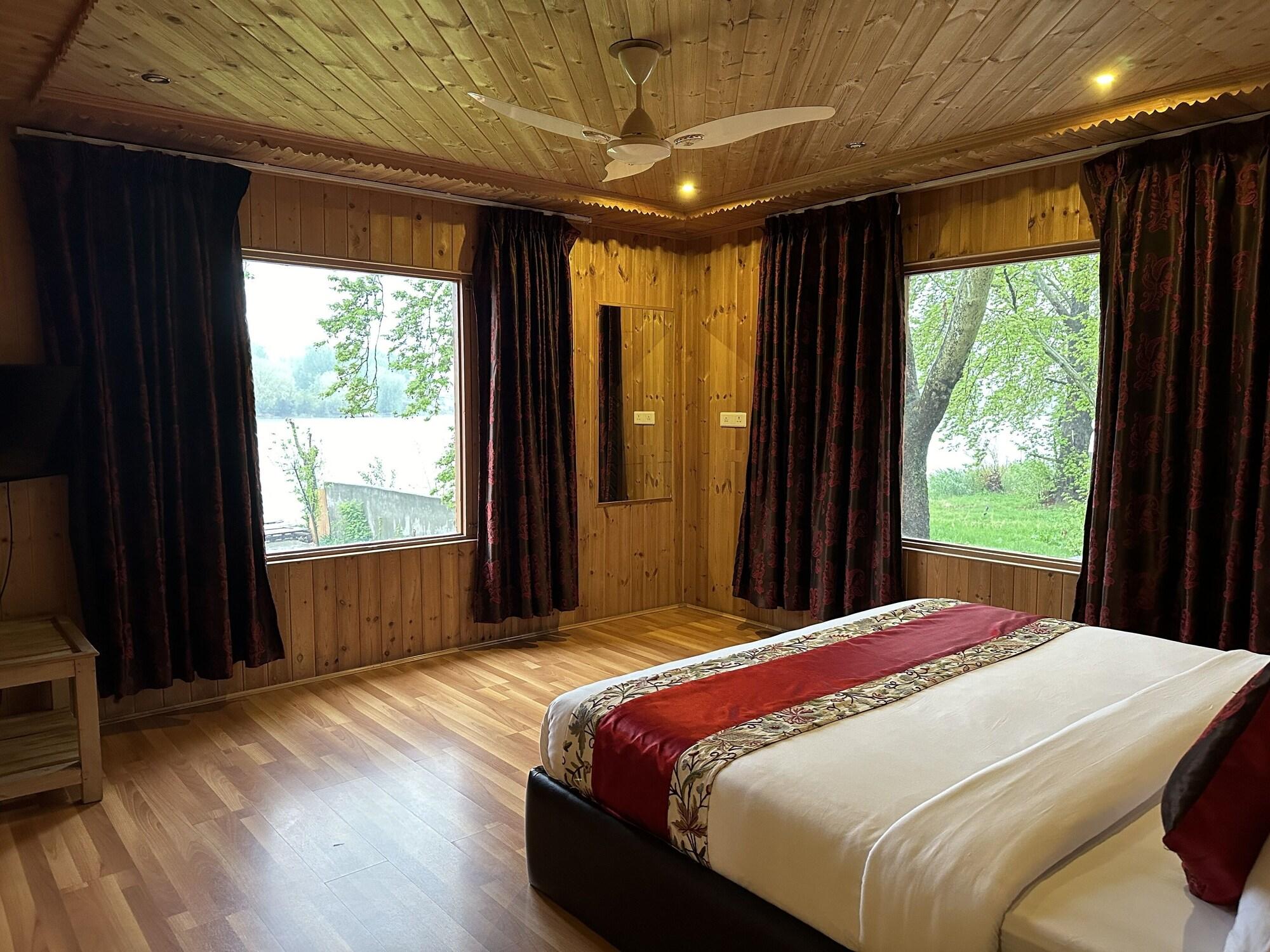 Varios Nigeen Lake View Resort
