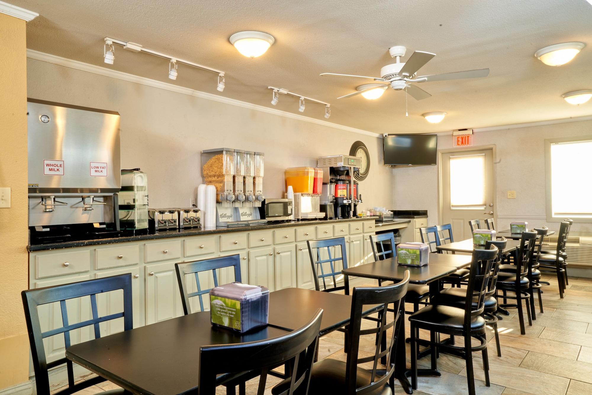 Restaurant Family Garden Inn & Suites