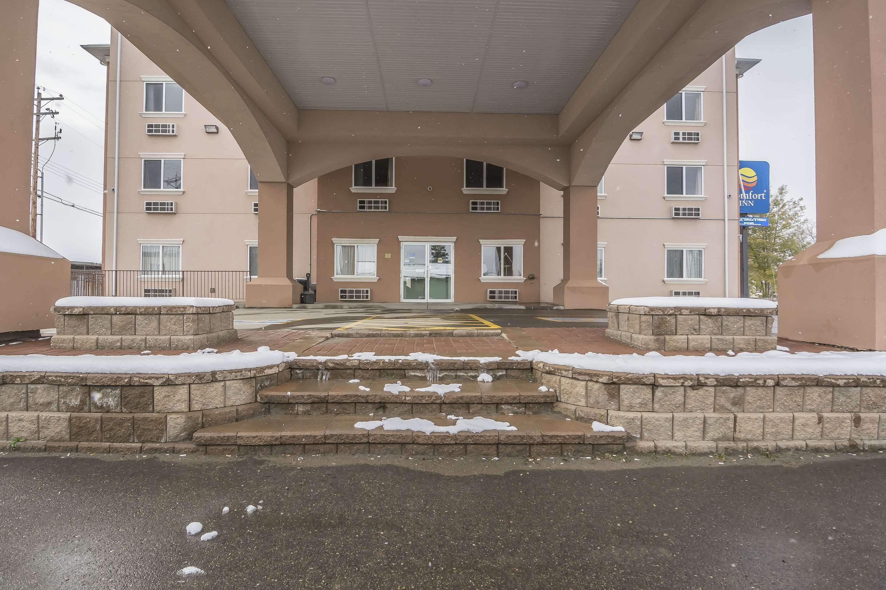 Vista Exterior Comfort Inn And Suites Edson