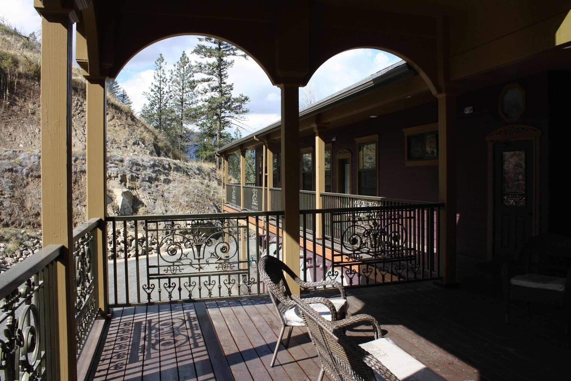 Vista Exterior Hearthstone Elegant Lodge by the River