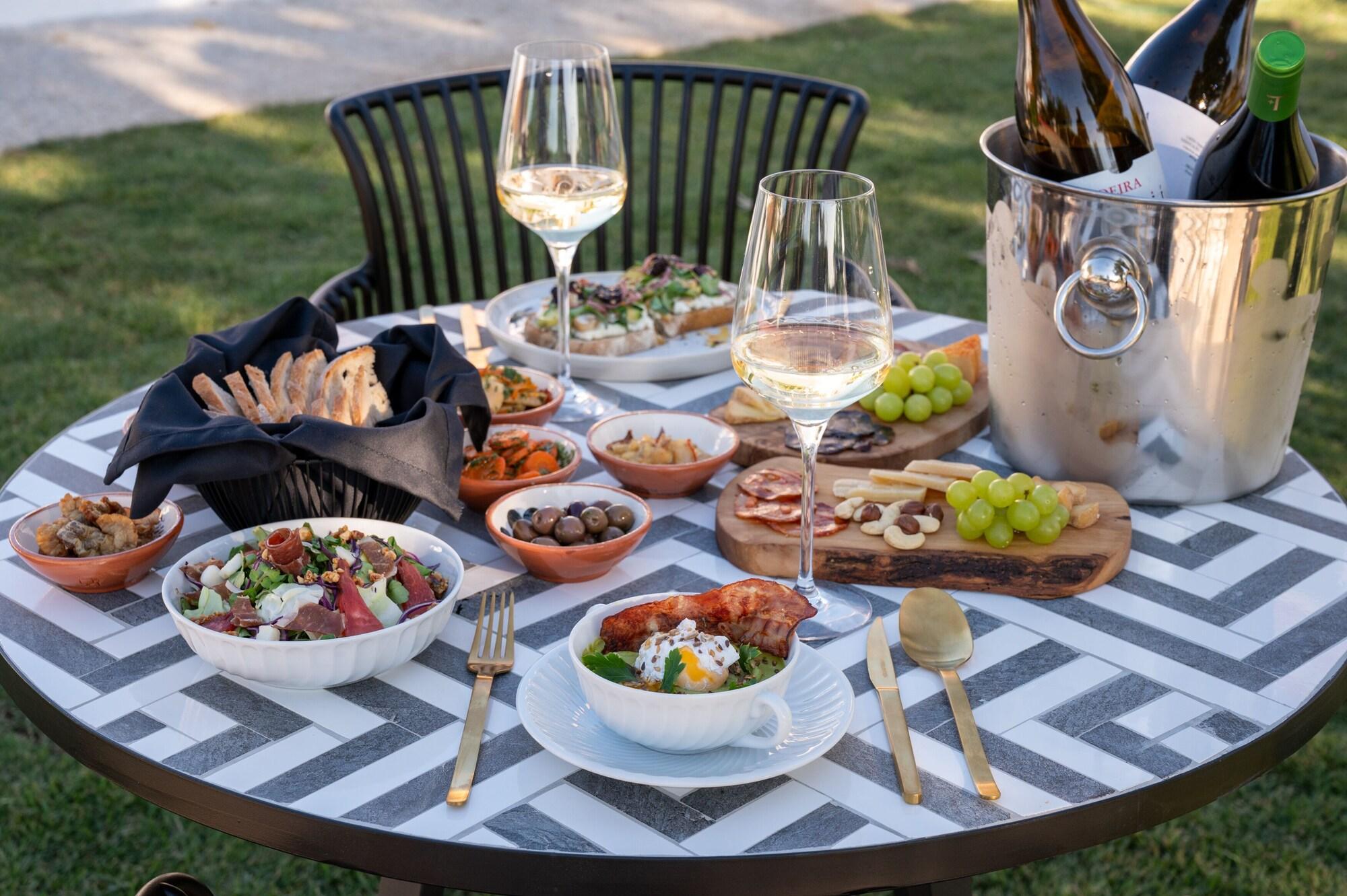Restaurant Lilases Boutique House & Garden