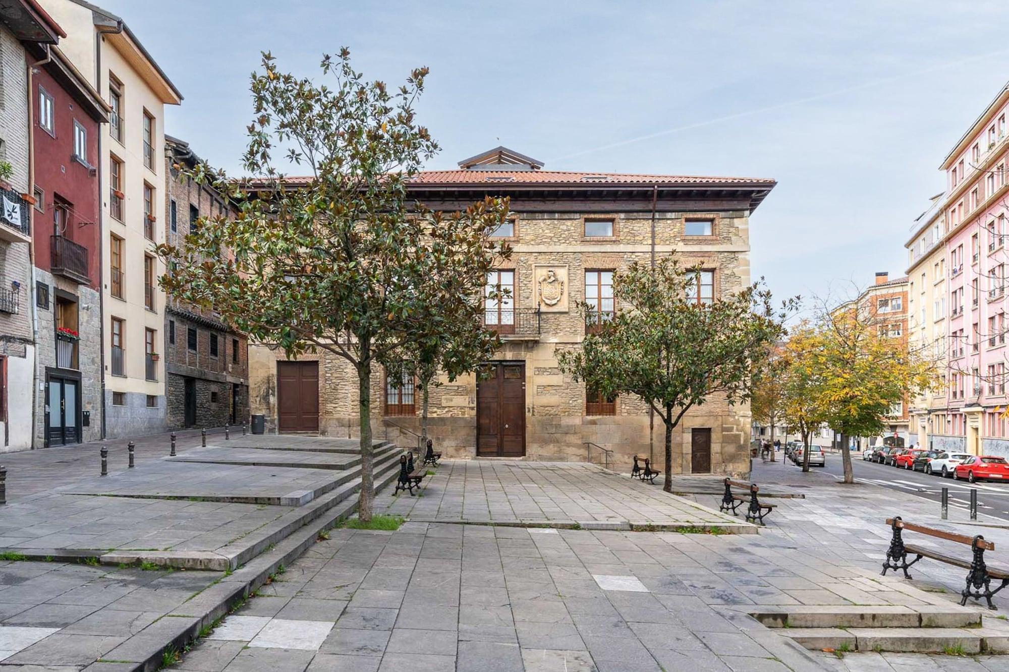 Vista Exterior Limehome Vitoria Palacio Álava-Velasco