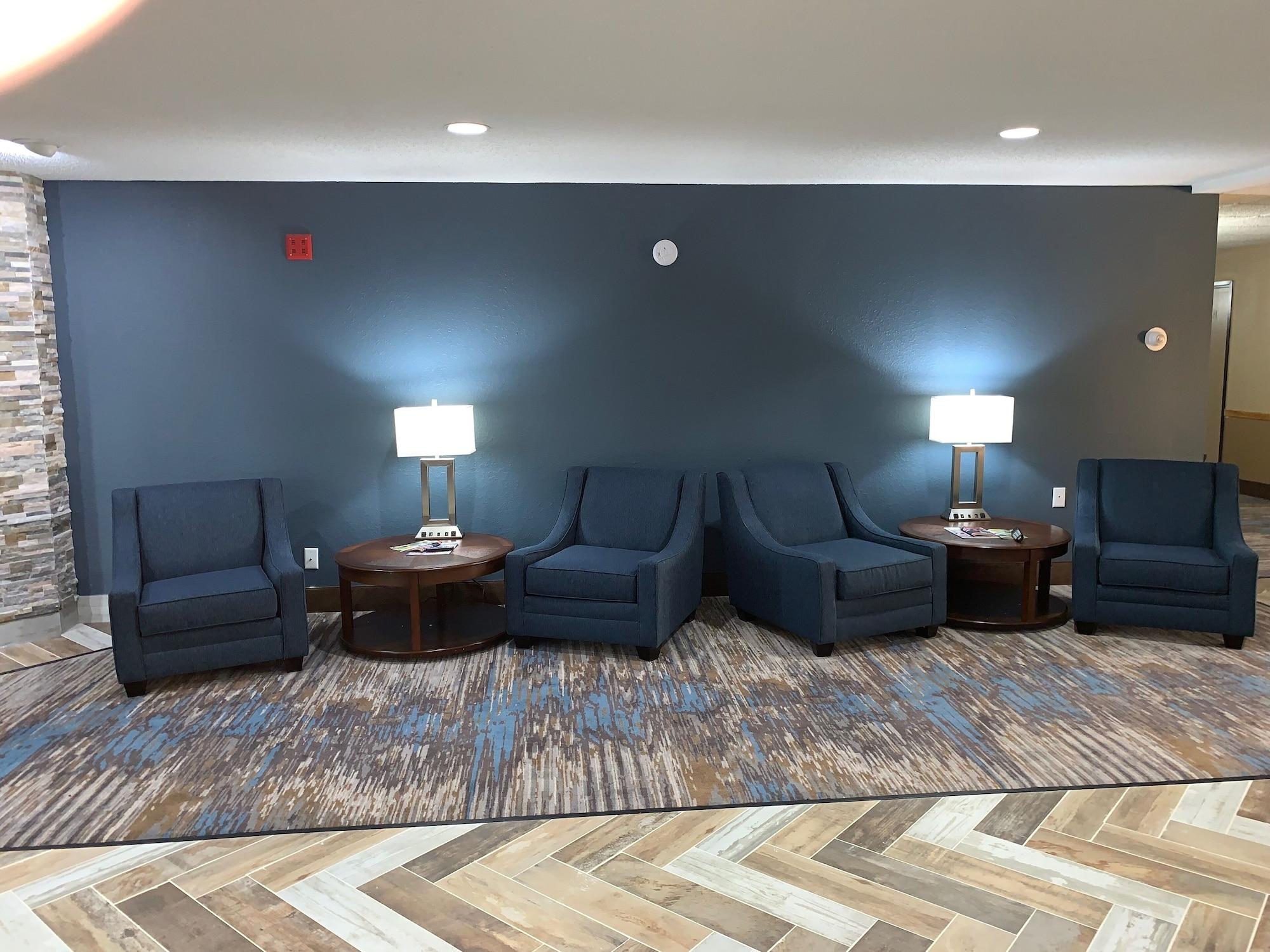 Vista Lobby AmericInn by Wyndham Prairie du Chien