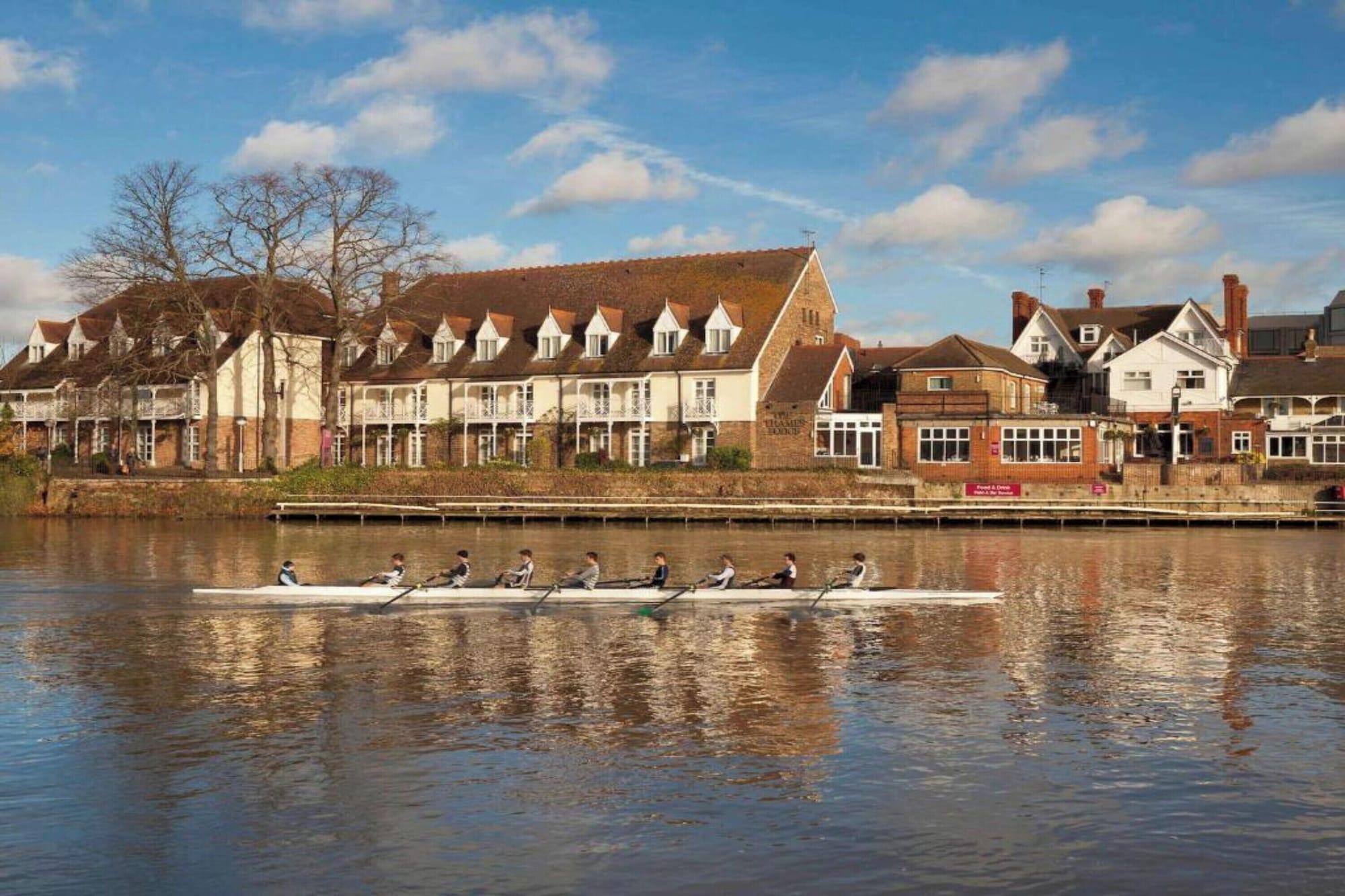 Vista Exterior Sunday London Staines-upon-Thames Heathrow T5