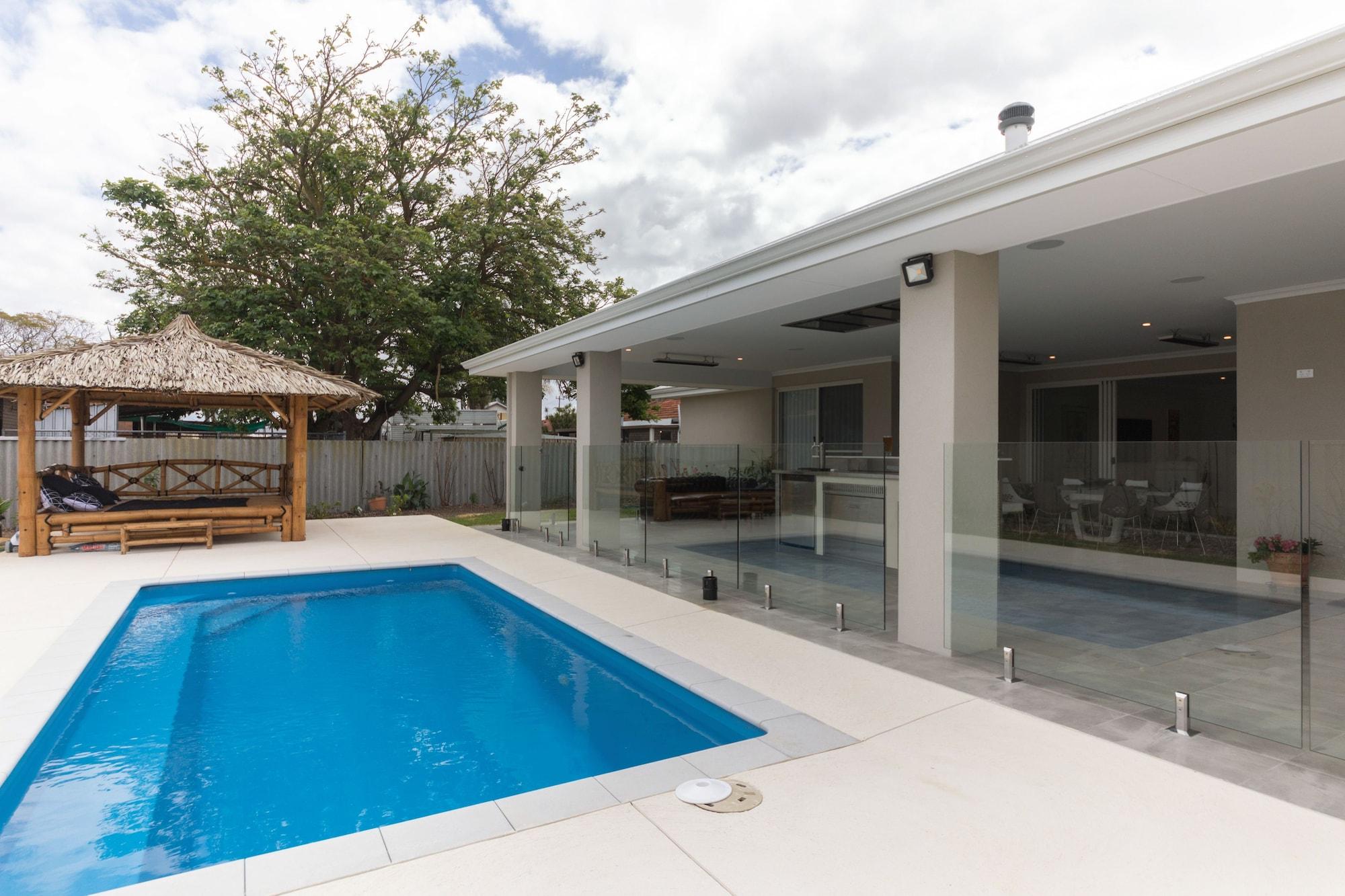 Vista Piscina Epsom on Swan B&B - Adults Only