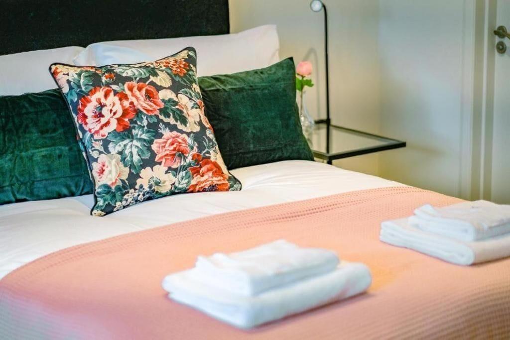 Varios Catharine House by condokeeper