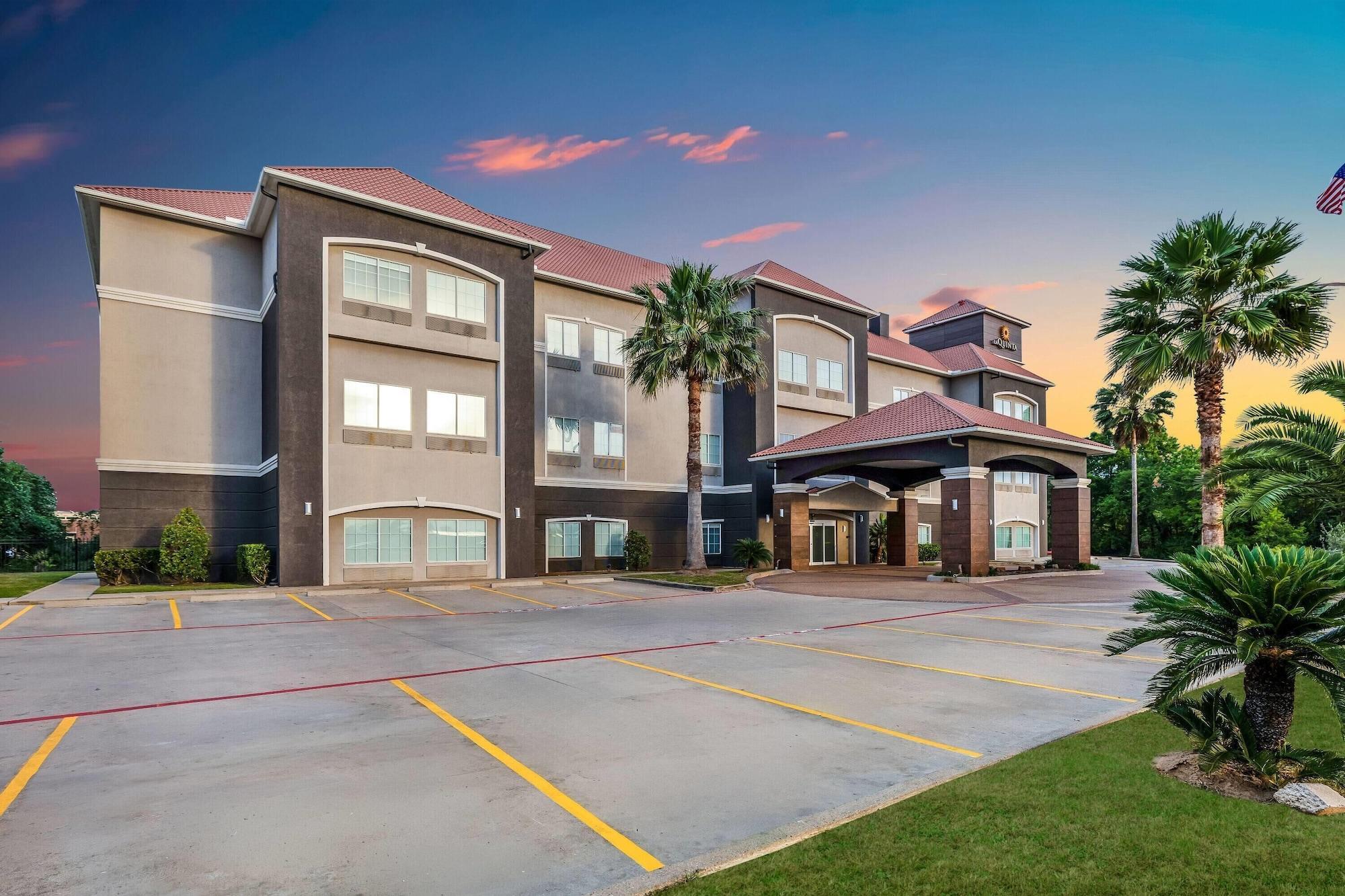 Vista Exterior La Quinta Inn & Suites by Wyndham Alvin