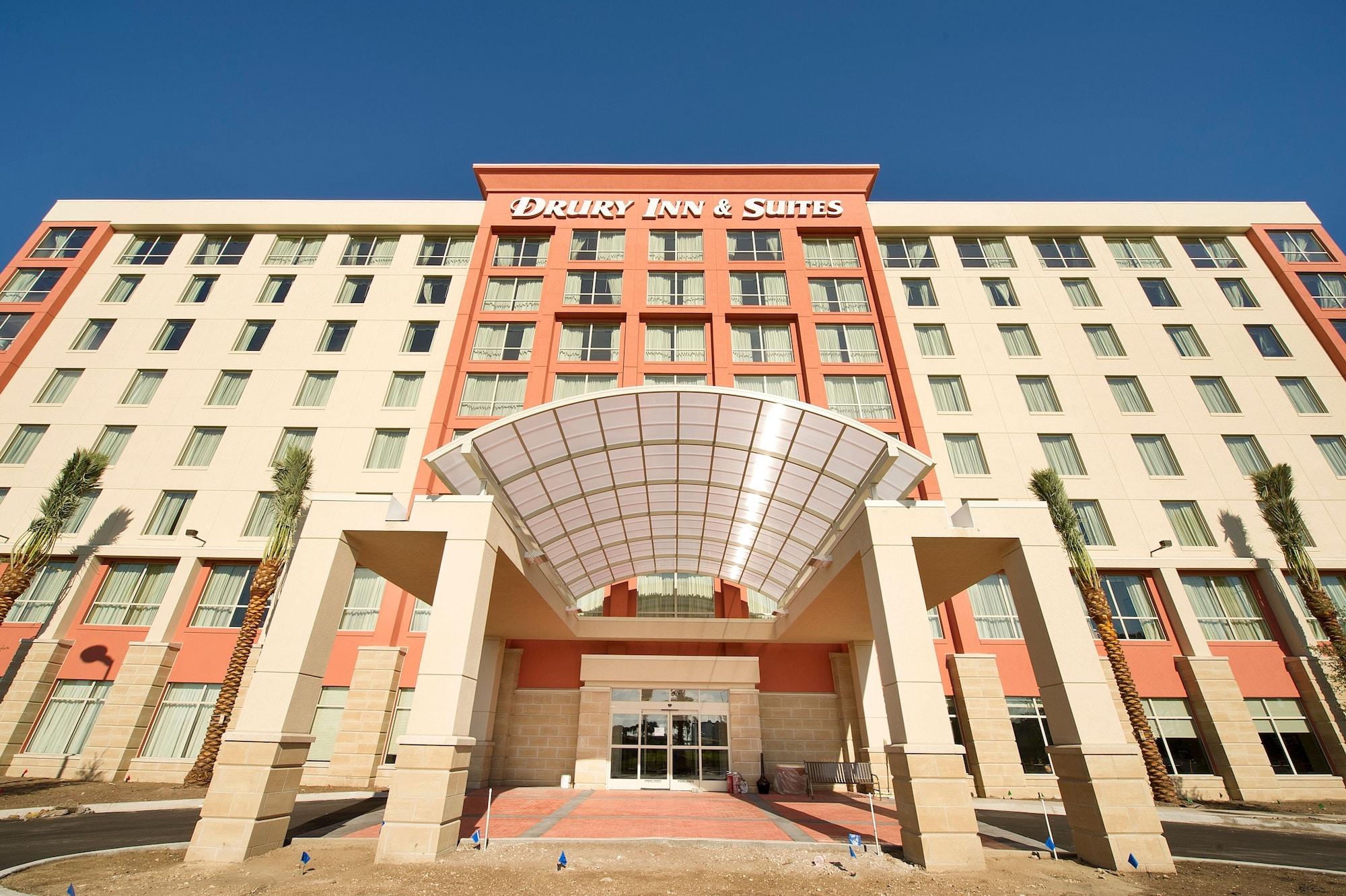 Vista Exterior Drury Inn & Suites near Universal Orlando Resort