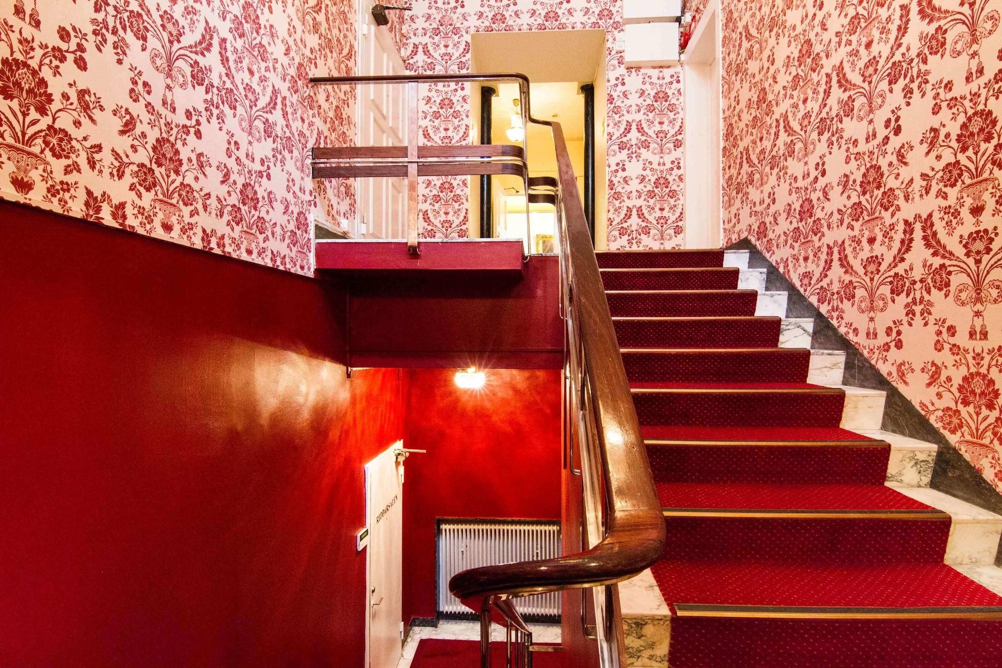 Varios Mayfair Hotel Tunneln