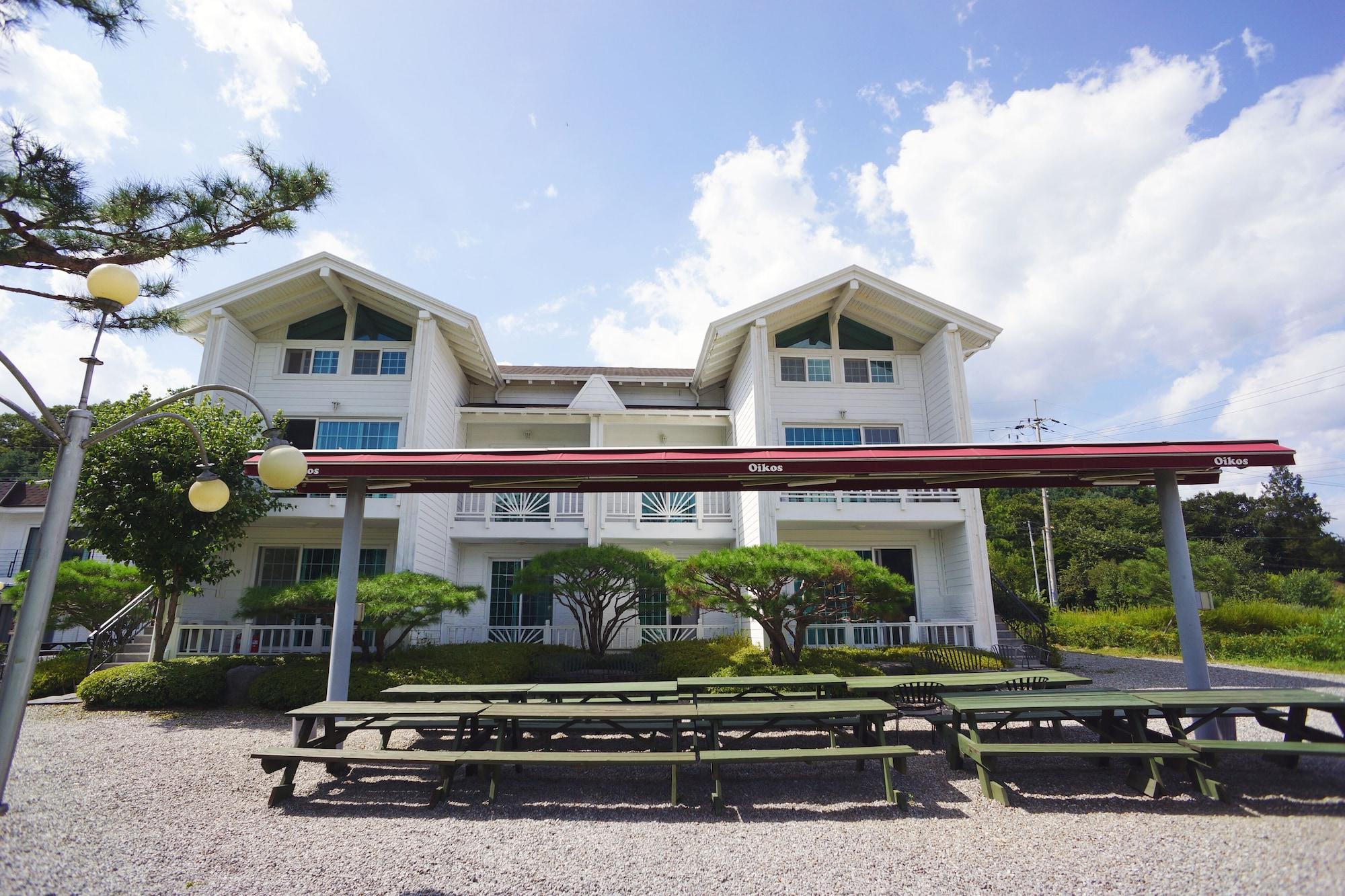 Vista Exterior Oikos Leisure Pension