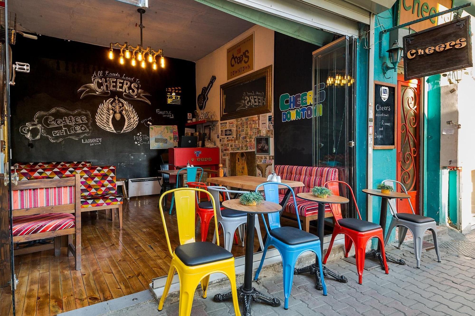 Restaurant Cheers Midtown Hostel
