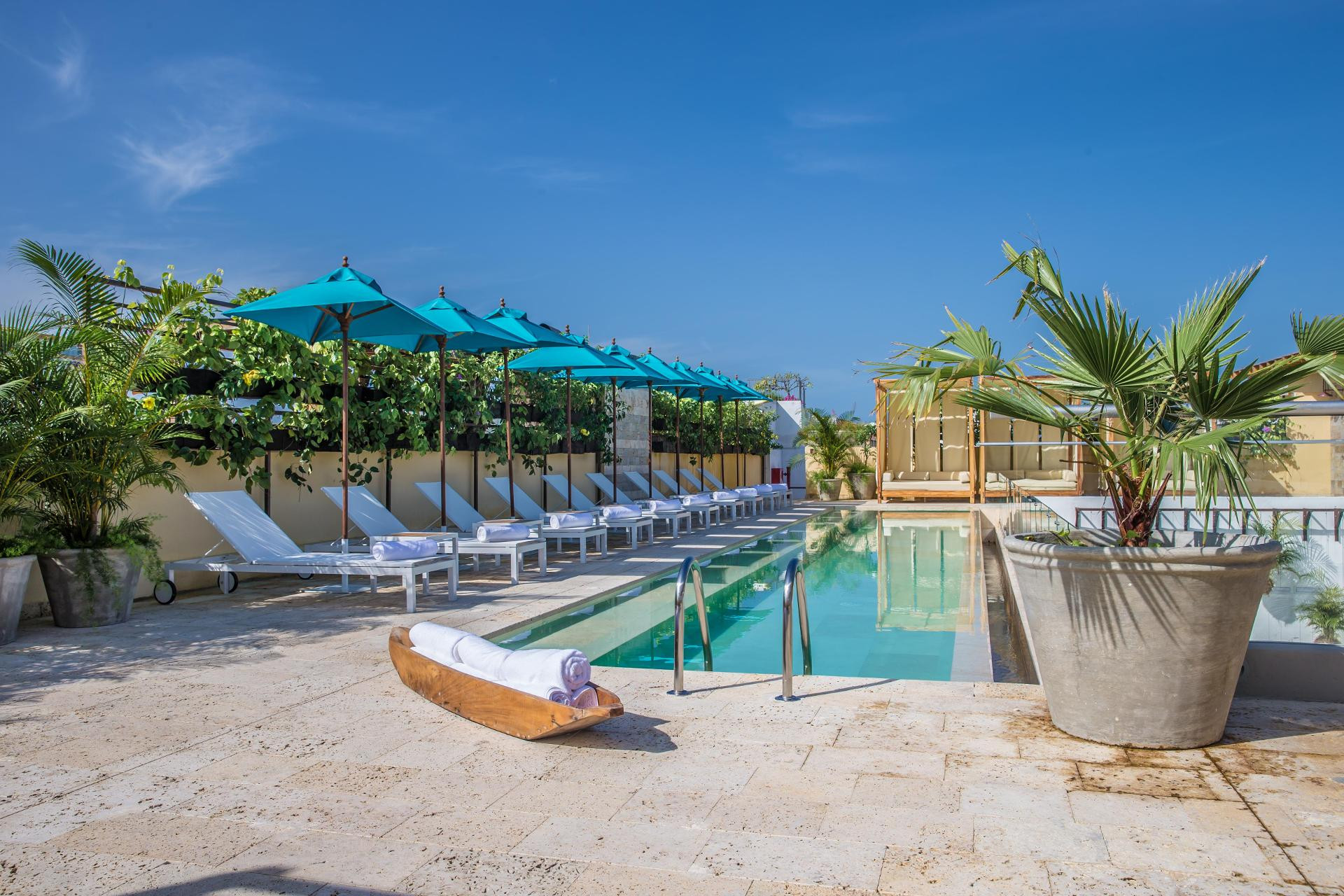 Vista Piscina Nacar Hotel Cartagena, Curio Collection by Hilton