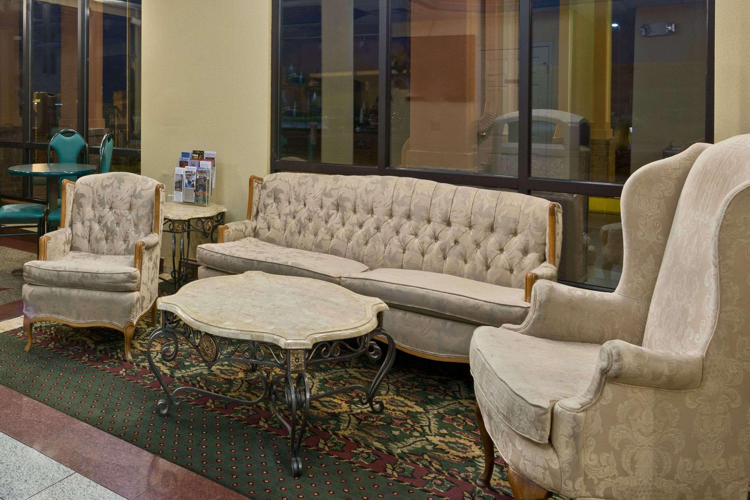 Vista Lobby Days Inn by Wyndham Franklin