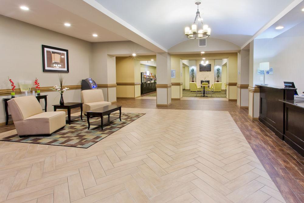 Vista Lobby Holiday Inn Express Hotel & Suites Alvarado by IHG