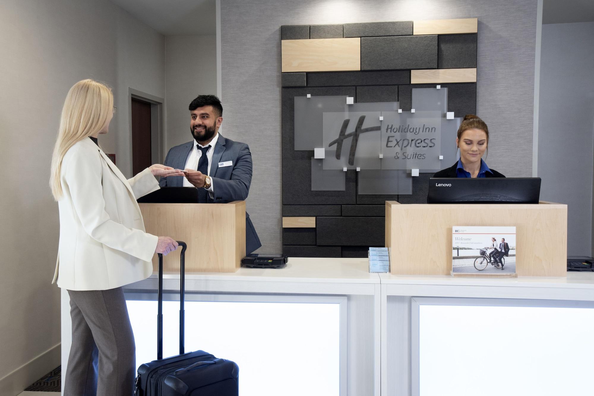 Vista Lobby Holiday Inn Express Hotel & Suites Chester by IHG