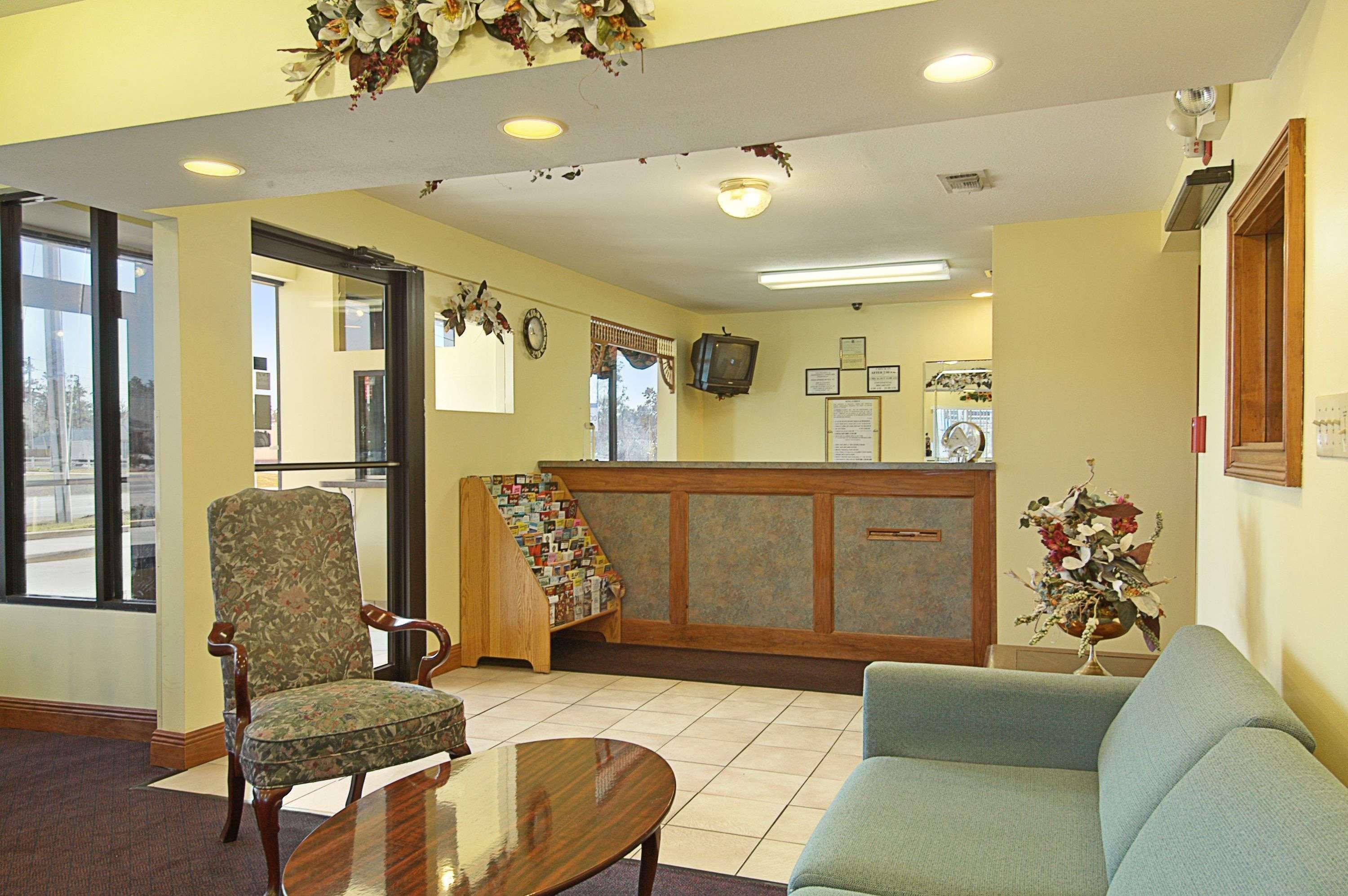 Vista Lobby Days Inn by Wyndham Ocean Springs