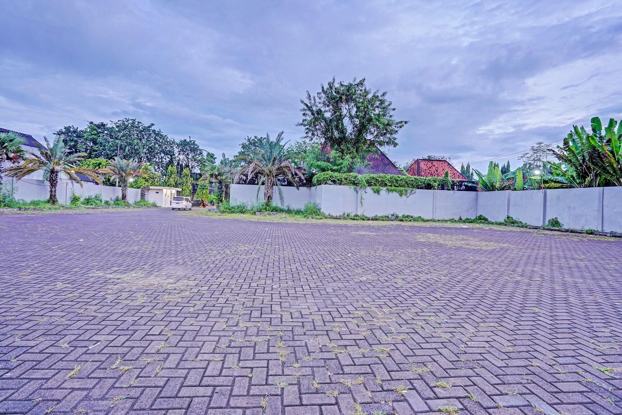 Vista Exterior Capital O 91166 El Malik Hotel