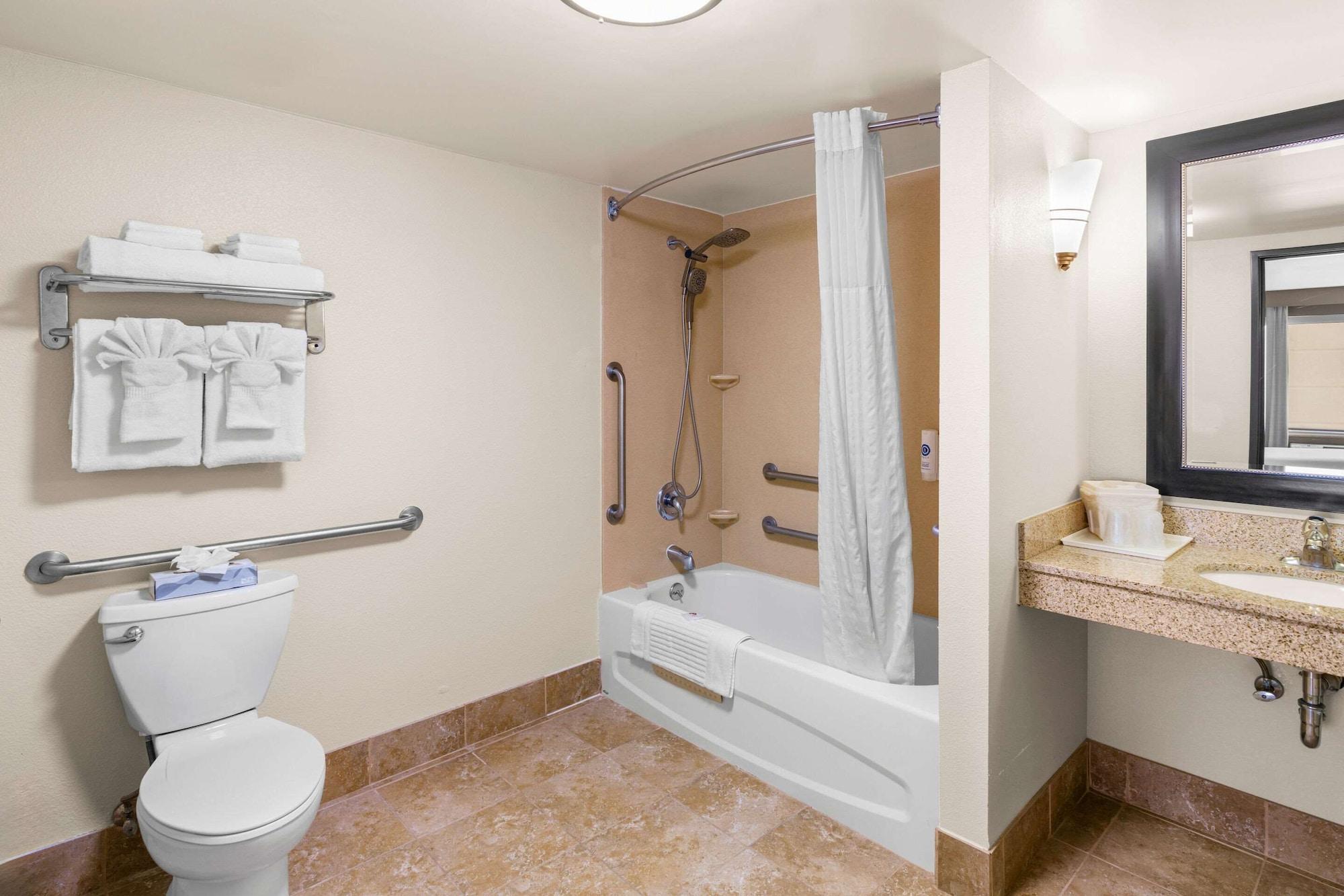 Habitación Comfort Suites Vacaville-Napa Valley Area