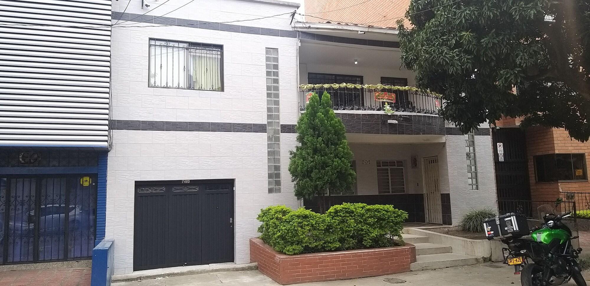 Varios Laureles Home