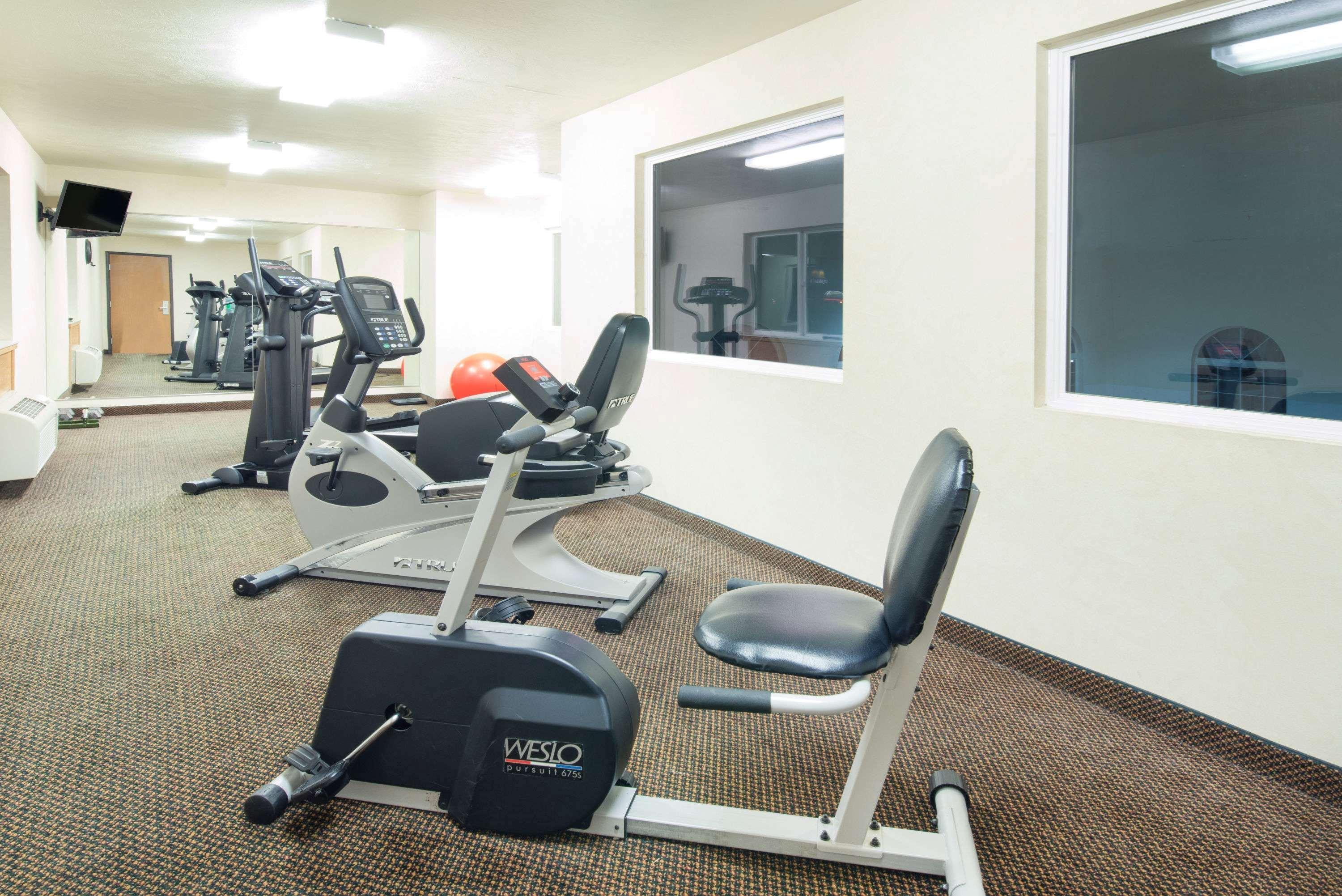Gimnasio Howard Johnson Hotel & Suites by Wyndham Oacoma
