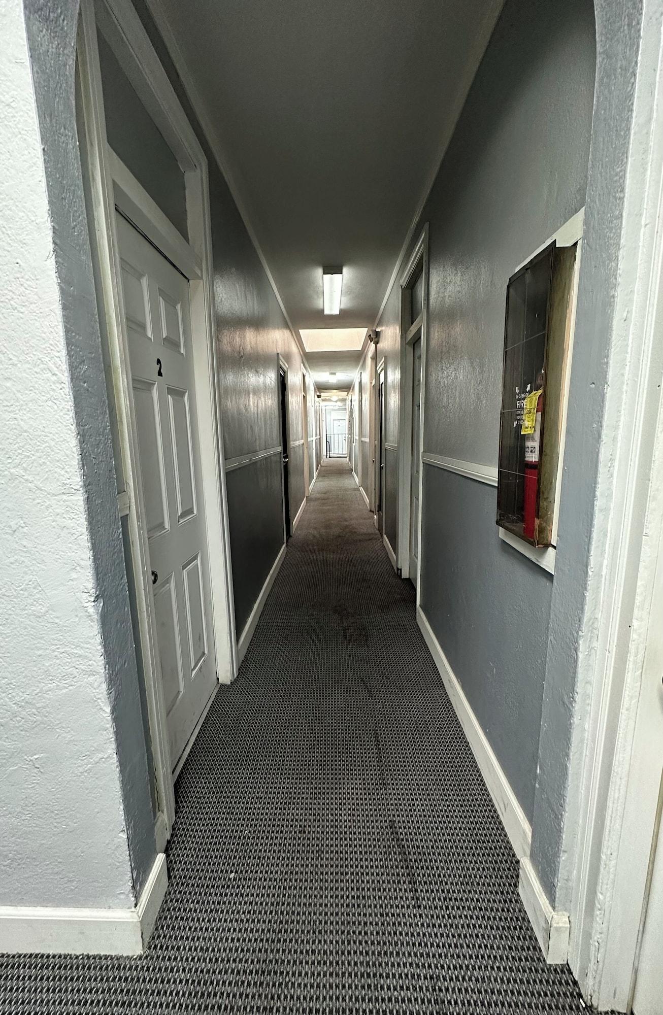 Varios Unity Hotel - No Parking & Rooms Are Upstairs