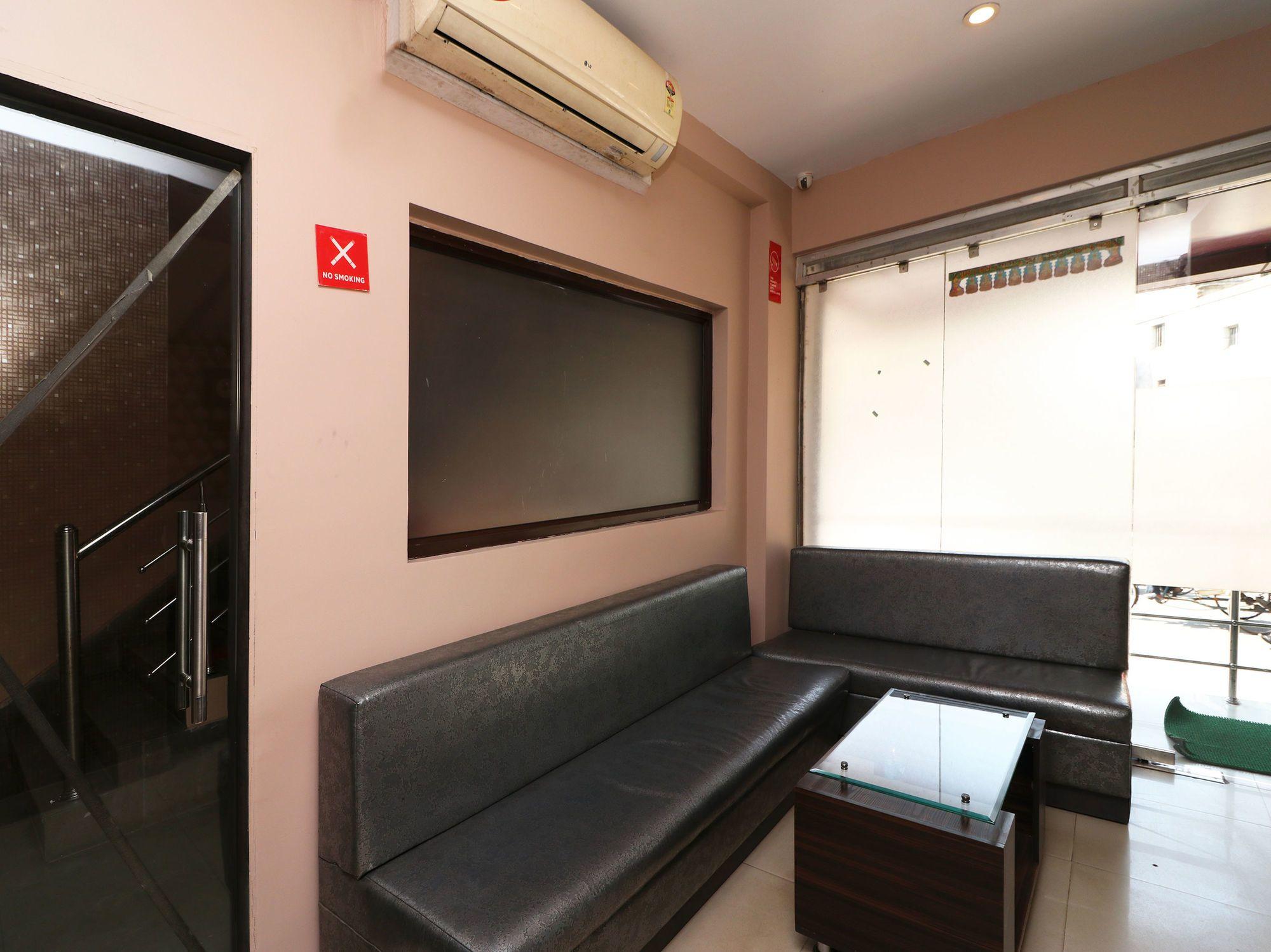 Vista Lobby OYO 11722 Crystal Guest House