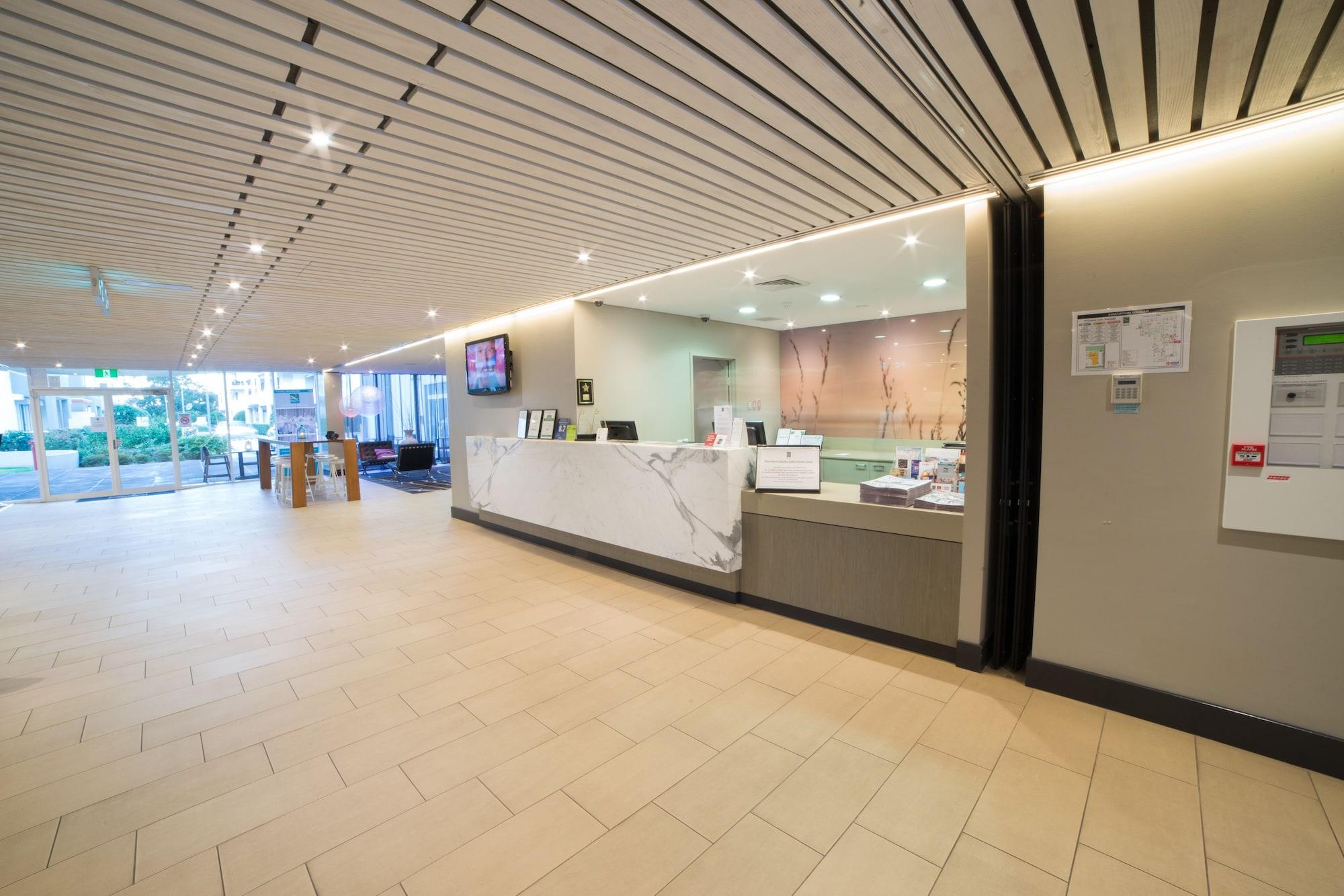 Vista Lobby Quality Suites Pioneer Sands